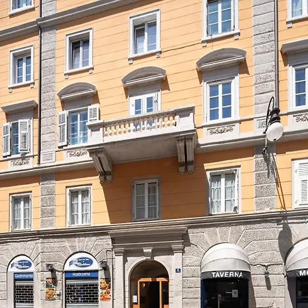 La Degli Specchi Piazza Unita D'italia Panzió Trieszt