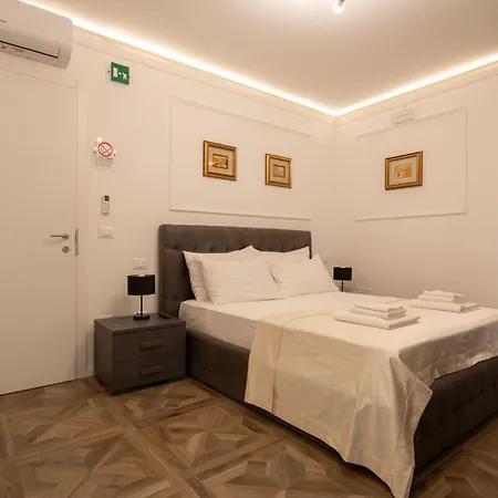 La Degli Specchi Piazza Unita D'italia B&B